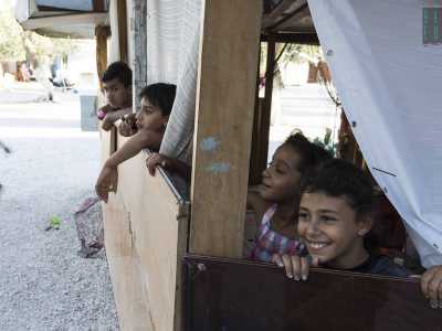 I bambini sono decisamente una delle meraviglie di questo strano luogo fuori dal tempo e dallo spazio: ci spiano per un po� dalle finestre o da dietro le tende delle loro abitazioni, si scambiano occhiate complici, poi scoppiano in risatine birichine